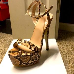Size 6-(snakeskin) tan/blk size 6 heels- Brand New